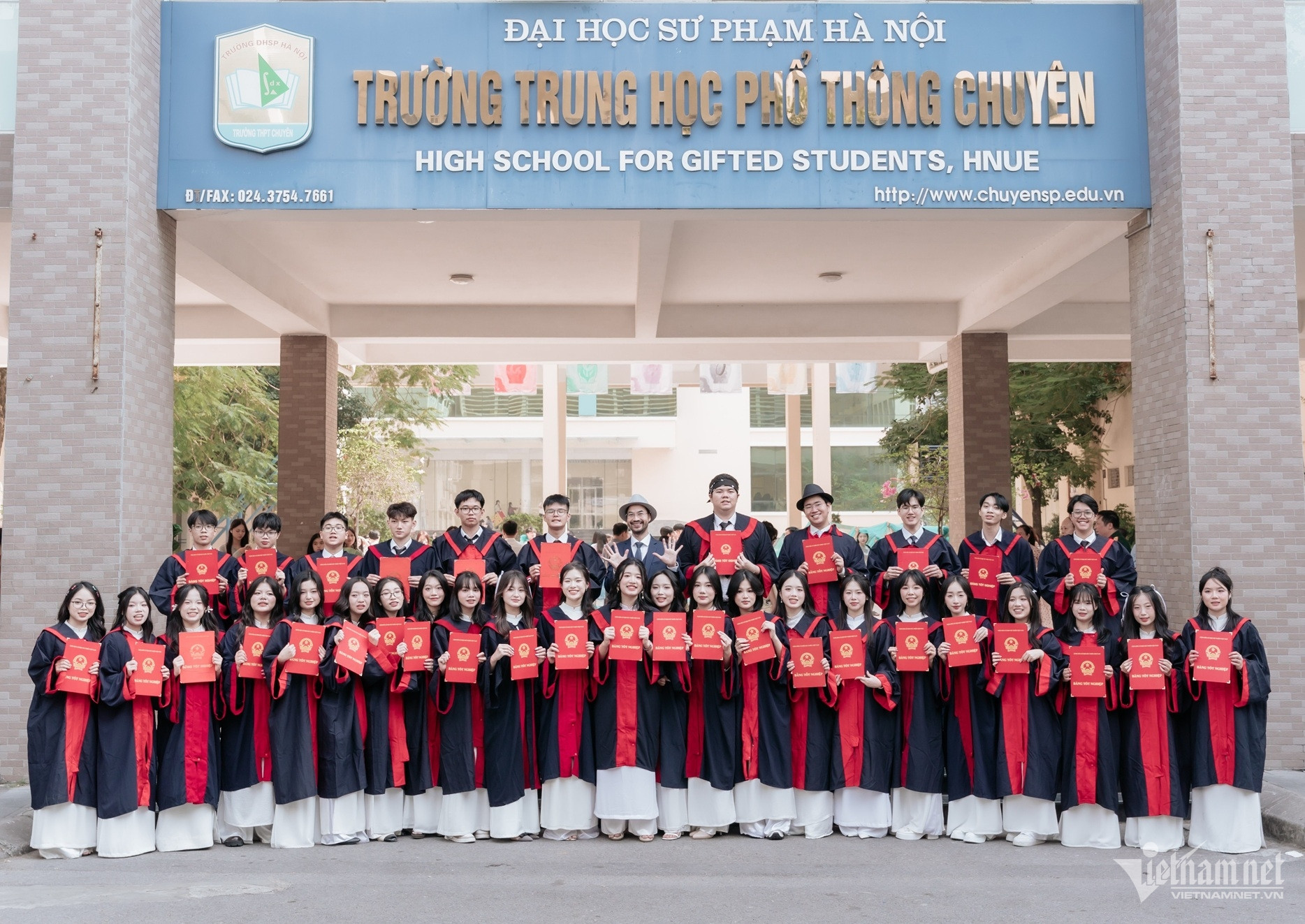 W-lớp 12 chuyên Sư phạm 3.jpg