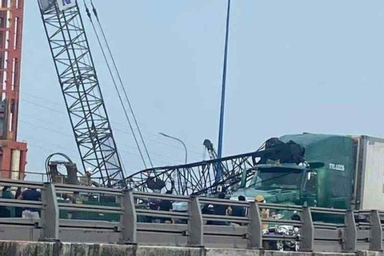 Bản tin chiều 31/5: Cần cẩu công trình bất ngờ ngã ra đường, đè 2 ô tô ở TPHCM