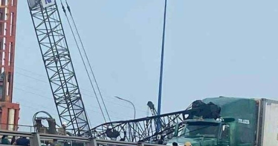Bản tin chiều 31/5: Cần cẩu công trình bất ngờ ngã ra đường, đè 2 ô tô ở TPHCM