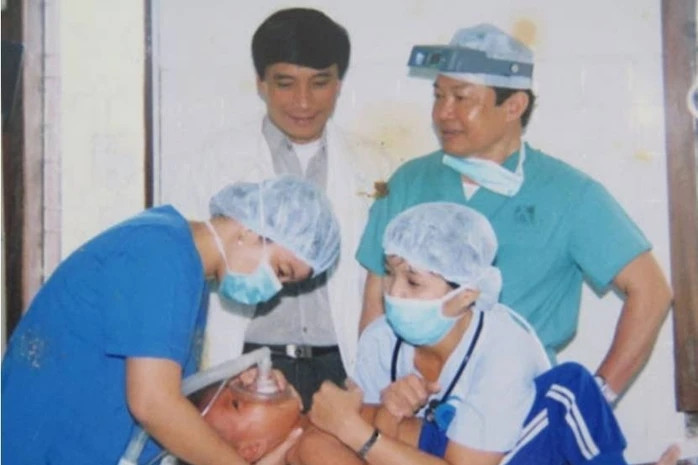Bác sĩ tham gia ca mổ lịch sử tách cặp song sinh Việt - Đức qua đời