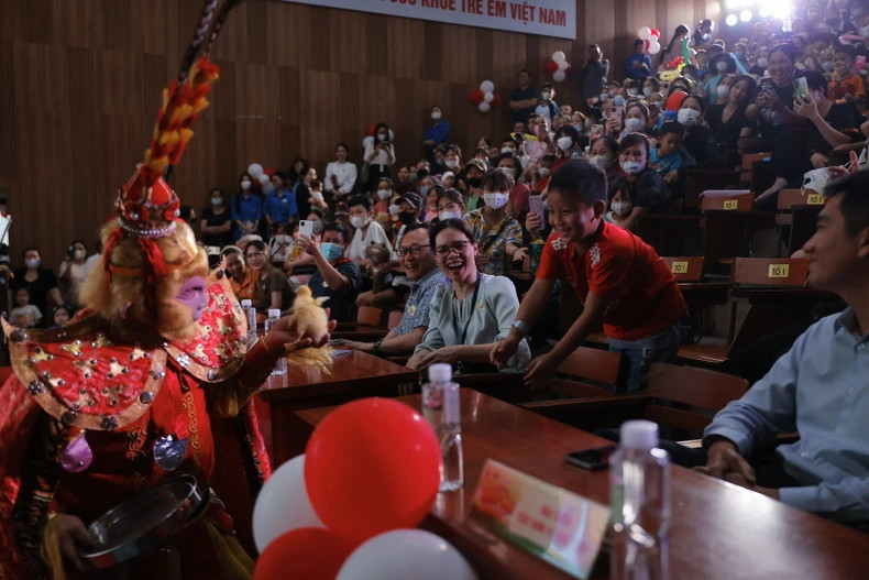 Nghẹn ngào ước mơ của những em bé đón Tết thiếu nhi trong bệnh viện