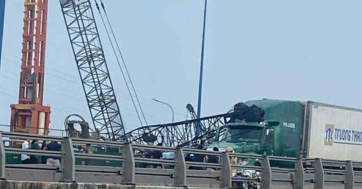 Cần cẩu công trình bất ngờ ngã ra đường, đè lên 2 ô tô ở TPHCM