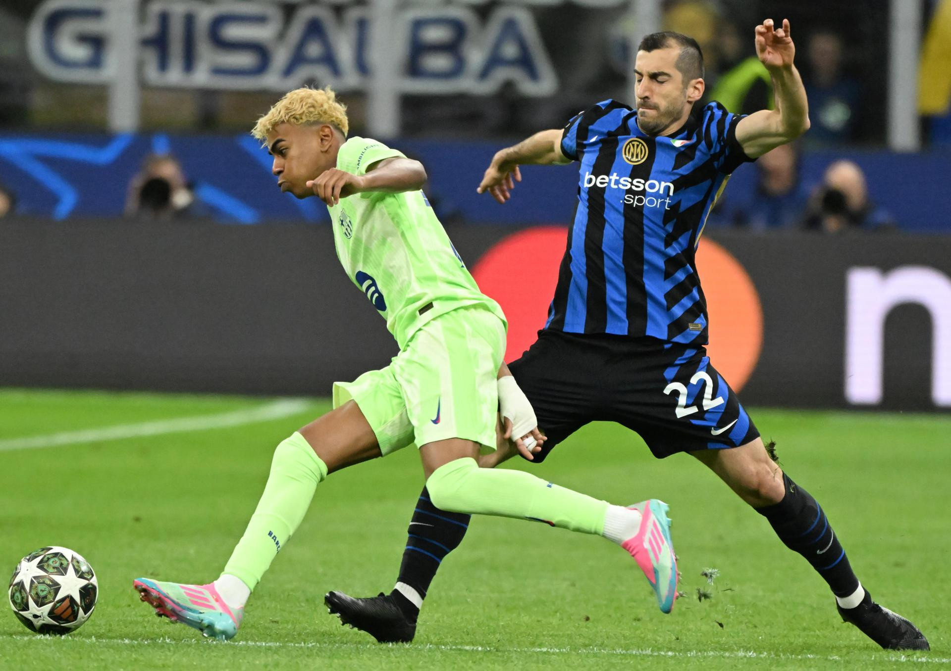 EFE - Mkhitaryan Lamine Yamal.jpg