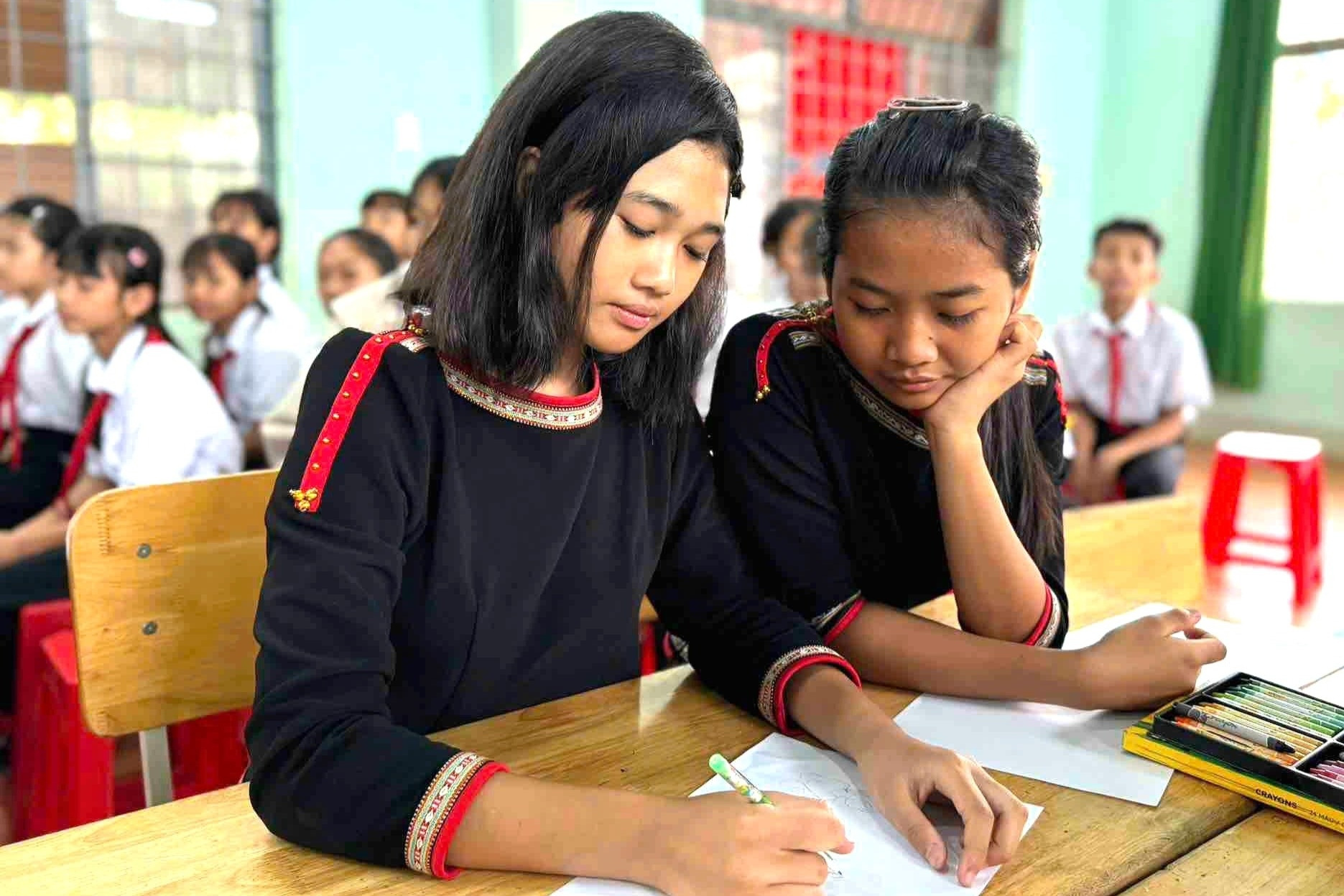 Học sinh dân tộc thiểu số vẽ tranh khuyên bạn không 'động lòng' mà mất tương lai