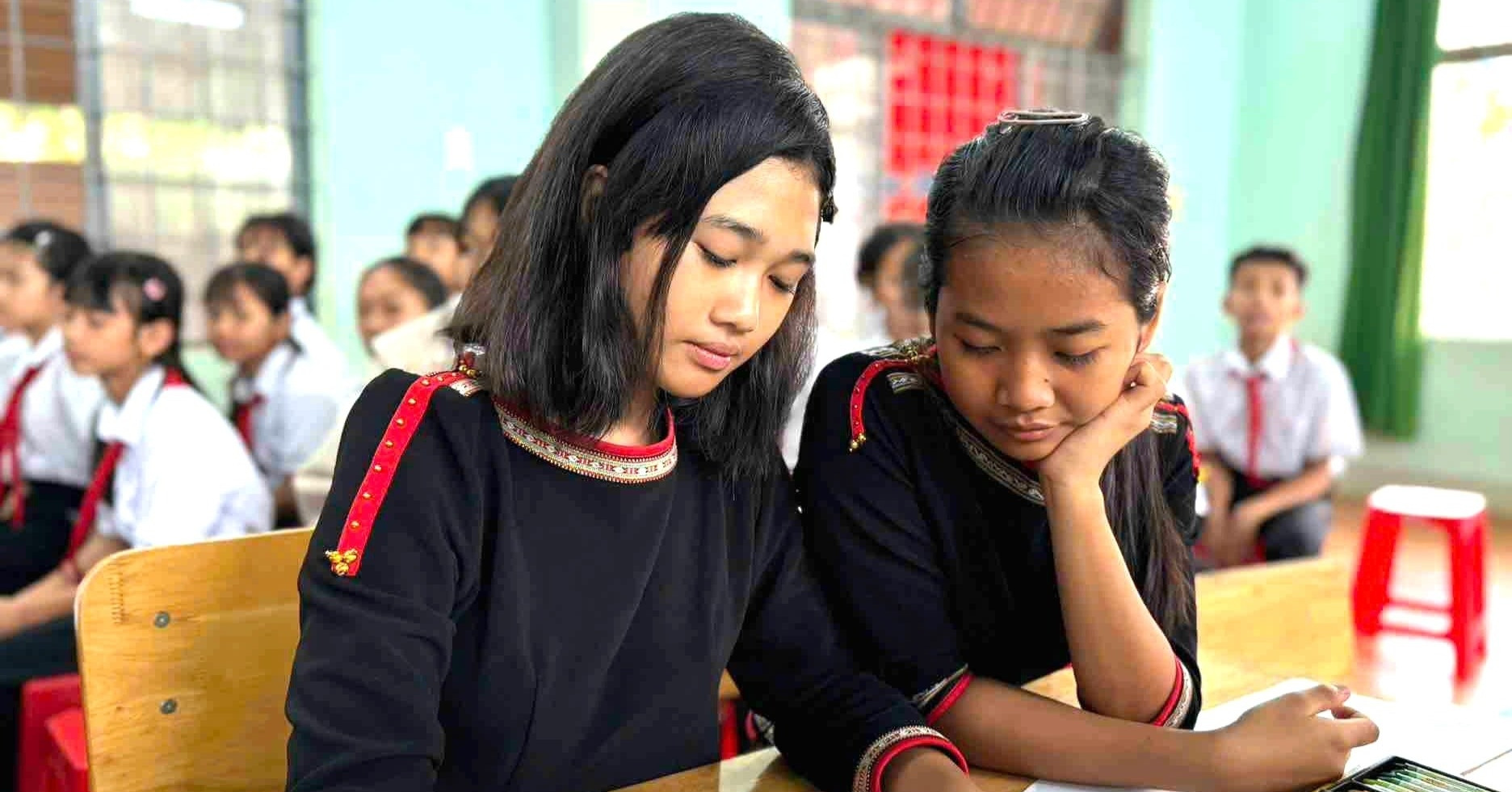 Học sinh dân tộc thiểu số vẽ tranh khuyên bạn không 'động lòng' mà mất tương lai