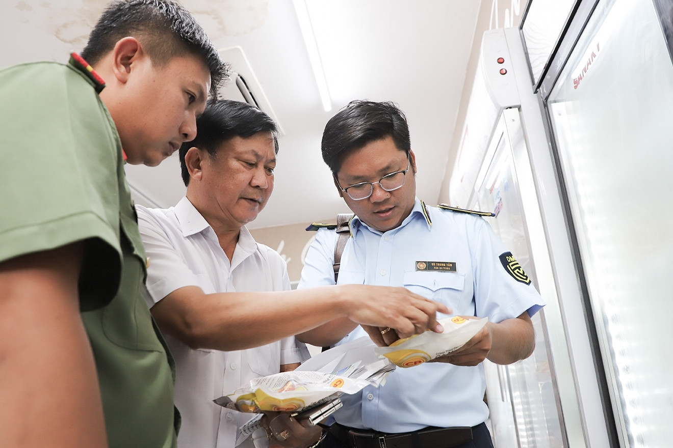 Kiểm tra cơ sở C.P. Việt Nam ở Sóc Trăng, phát hiện giấy chứng nhận an toàn thực phẩm hết hạn