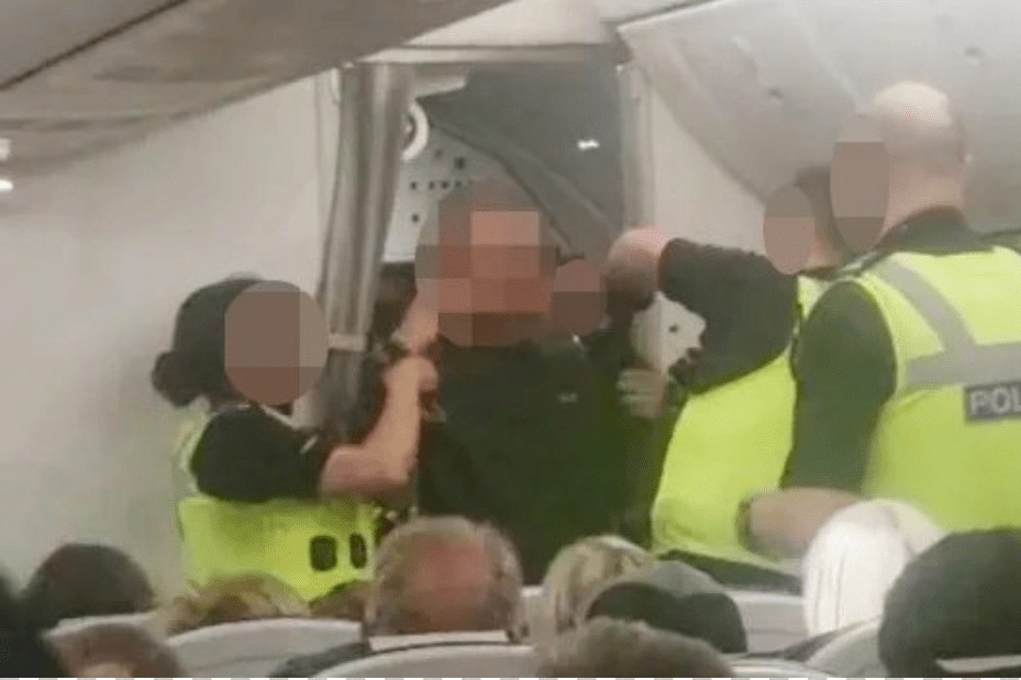 Nam hành khách thẳng tay đấm tiếp viên, gào thét 'máy bay sắp rơi'