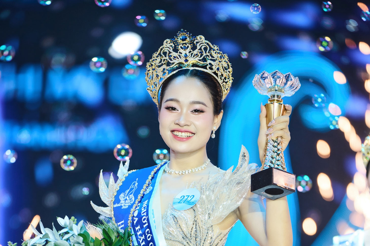Người đẹp 20 tuổi đến từ Thanh Hóa đăng quang Hoa hậu Biển đảo Việt Nam