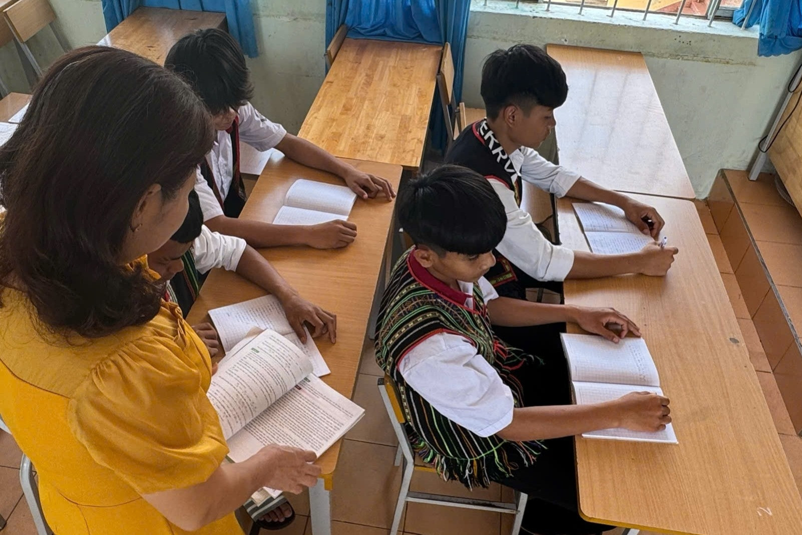 Những người kéo 4 học sinh Gia Rai và Ê Đê rời bẫy chim đến lớp