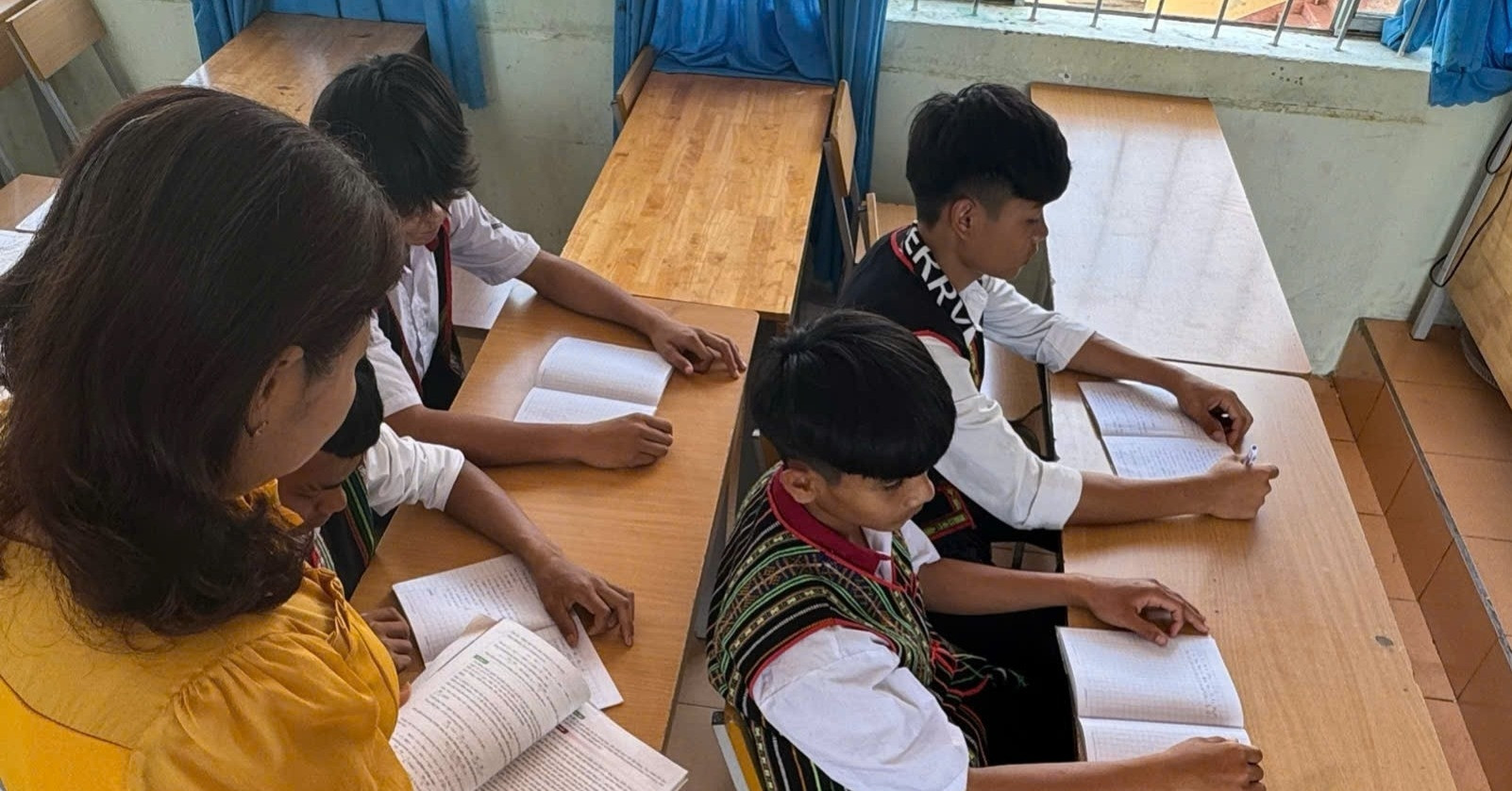 Những người kéo 4 học sinh Gia Rai và Ê Đê rời bẫy chim đến lớp