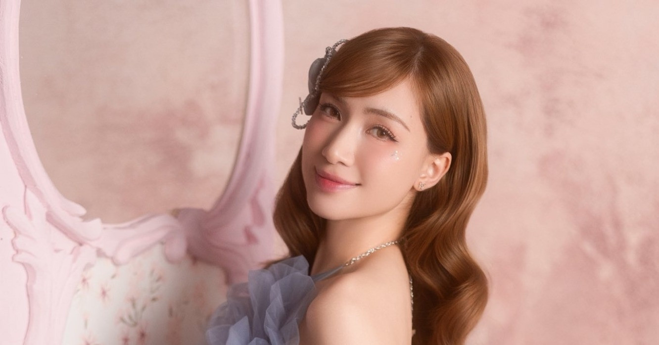 NSND Thu Quế sang chảnh bên xe cổ, Hòa Minzy đăng ảnh gợi cảm đón tuổi mới