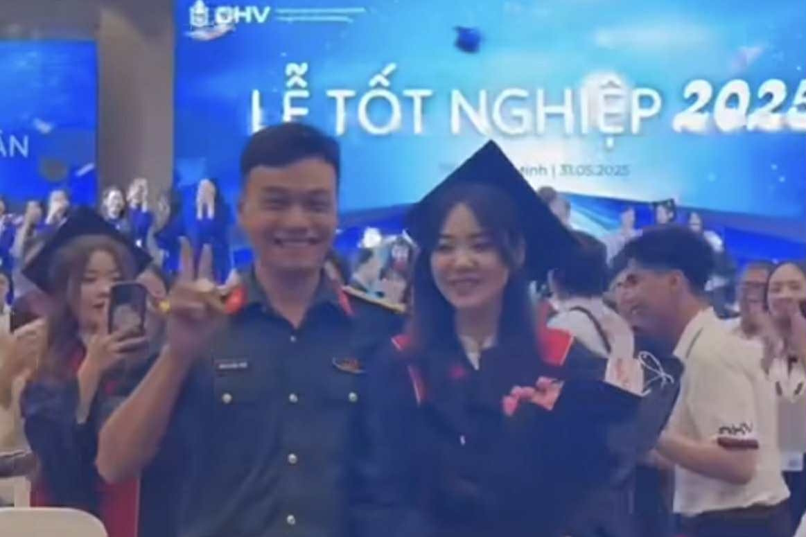 Nữ sinh viên được nam quân nhân cầu hôn trong lễ nhận bằng tốt nghiệp