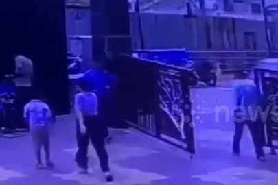 Ô tô bất ngờ húc tung cổng, 'hạ gục' nhân viên bảo vệ nằm sân