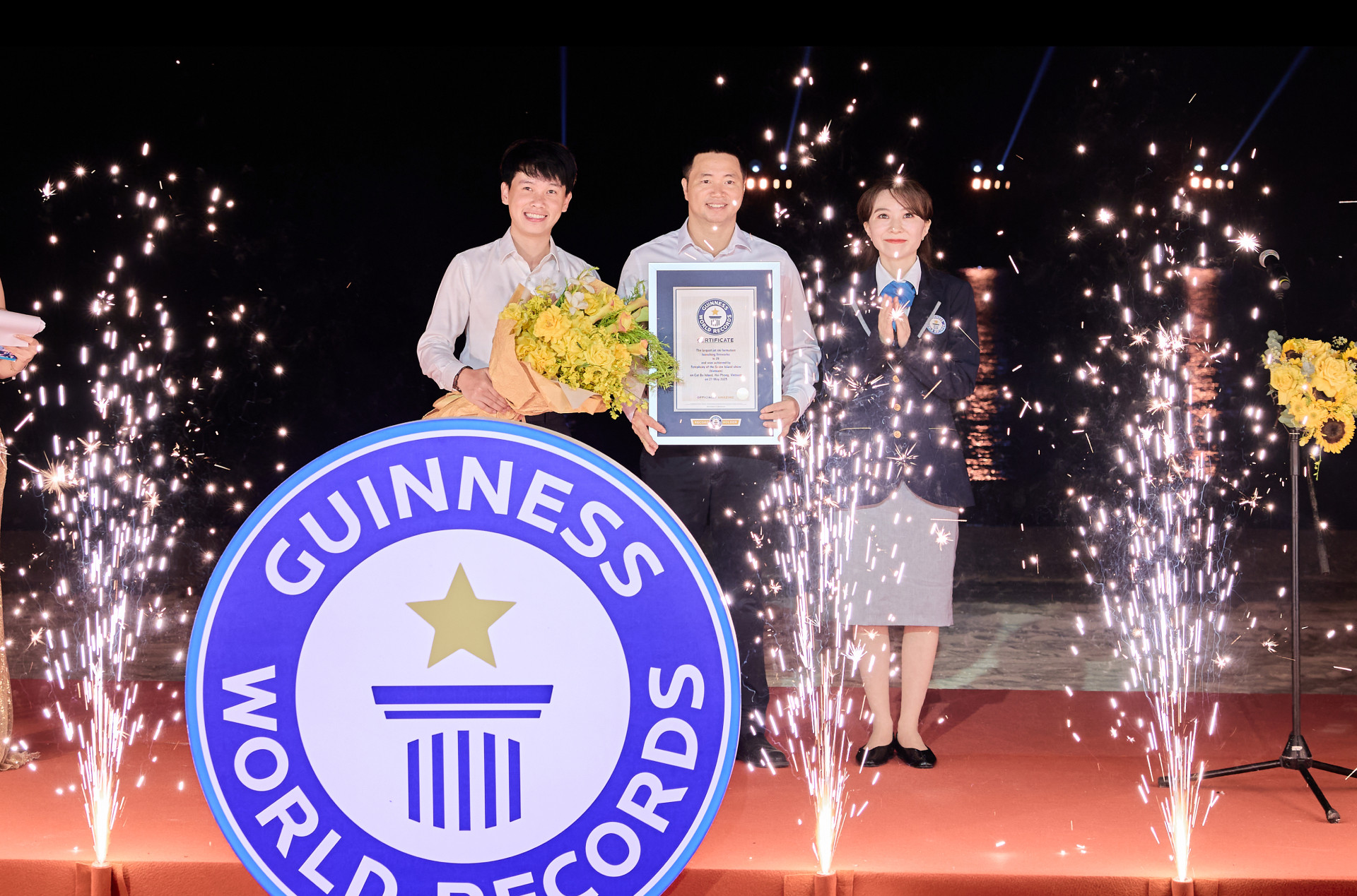 show ban giao huong dao xanh xac lap 2 ky luc the gioi(2).jpg