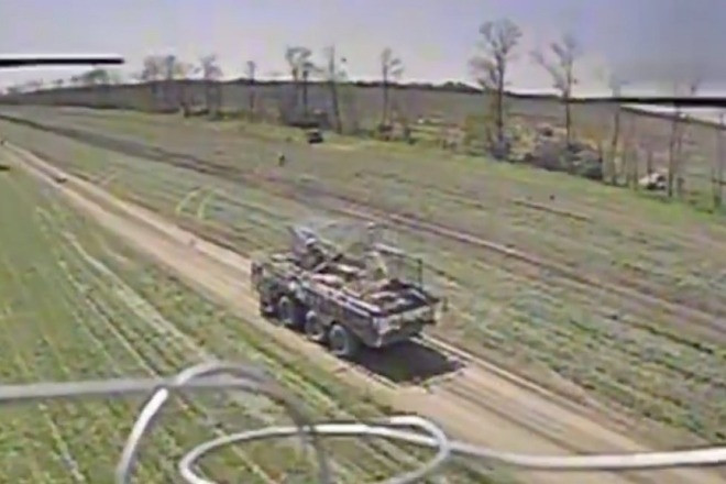 Video UAV Ukraine bắn cháy 5 xe bọc thép chở quân BTR-82A của Nga