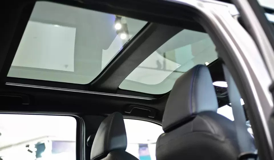 yaris cross tran kinh.webp