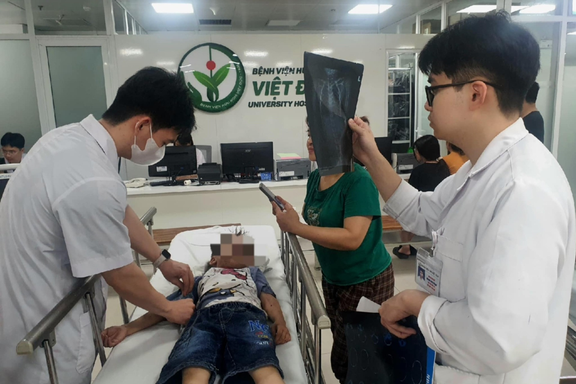 Đi cấp cứu vì cánh cổng đổ sập vào người