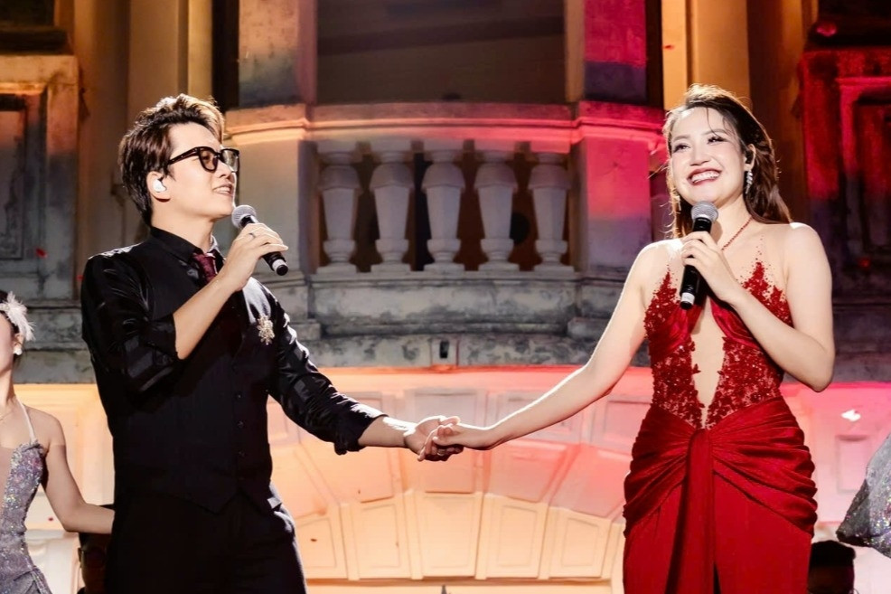 Cặp vợ chồng hát hay, tình và cuốn hút mới xuất hiện showbiz Việt là ai?
