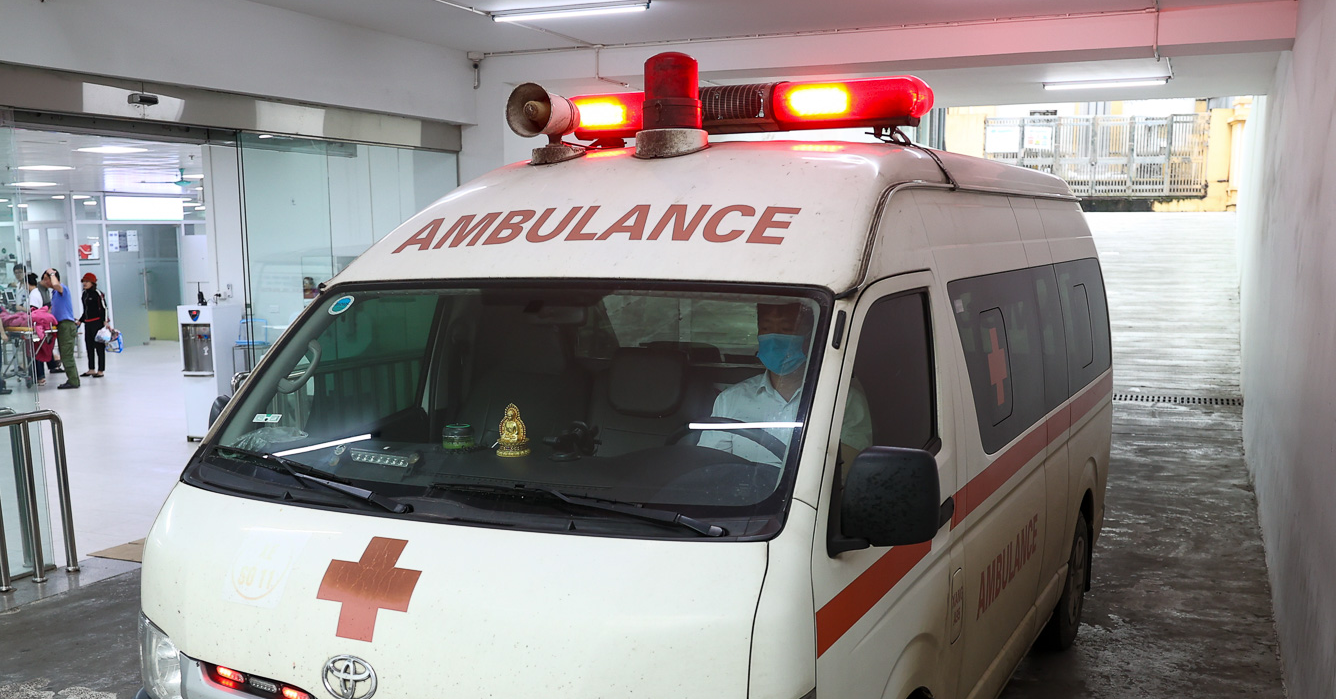 Cha mẹ ôm con 3 tuổi đi cấp cứu lúc nửa đêm sau "sự cố" hy hữu