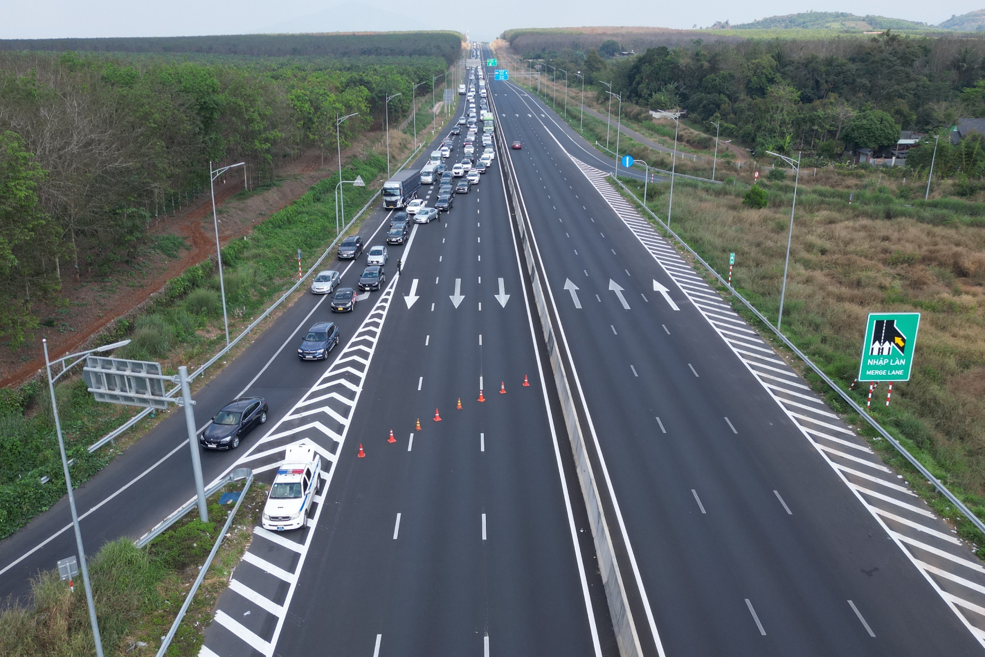 CSGT điều hướng ô tô từ xa, giảm áp lực cao tốc về TPHCM