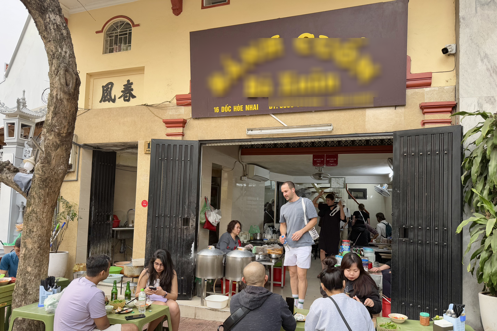 Dùng 'báu vật' trăm tuổi, quán bánh cuốn gia truyền Hà Nội hút khách Tây lẫn ta