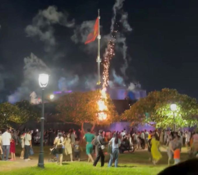 Hoả pháo súng thần công rơi xuống khán giả.jpg