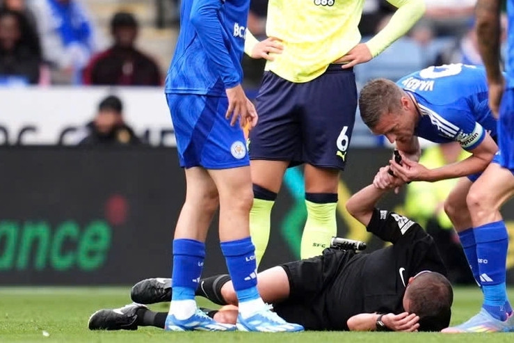 Khoảnh khắc hy hữu Ngoại hạng Anh: Vardy thổi còi thay trọng tài