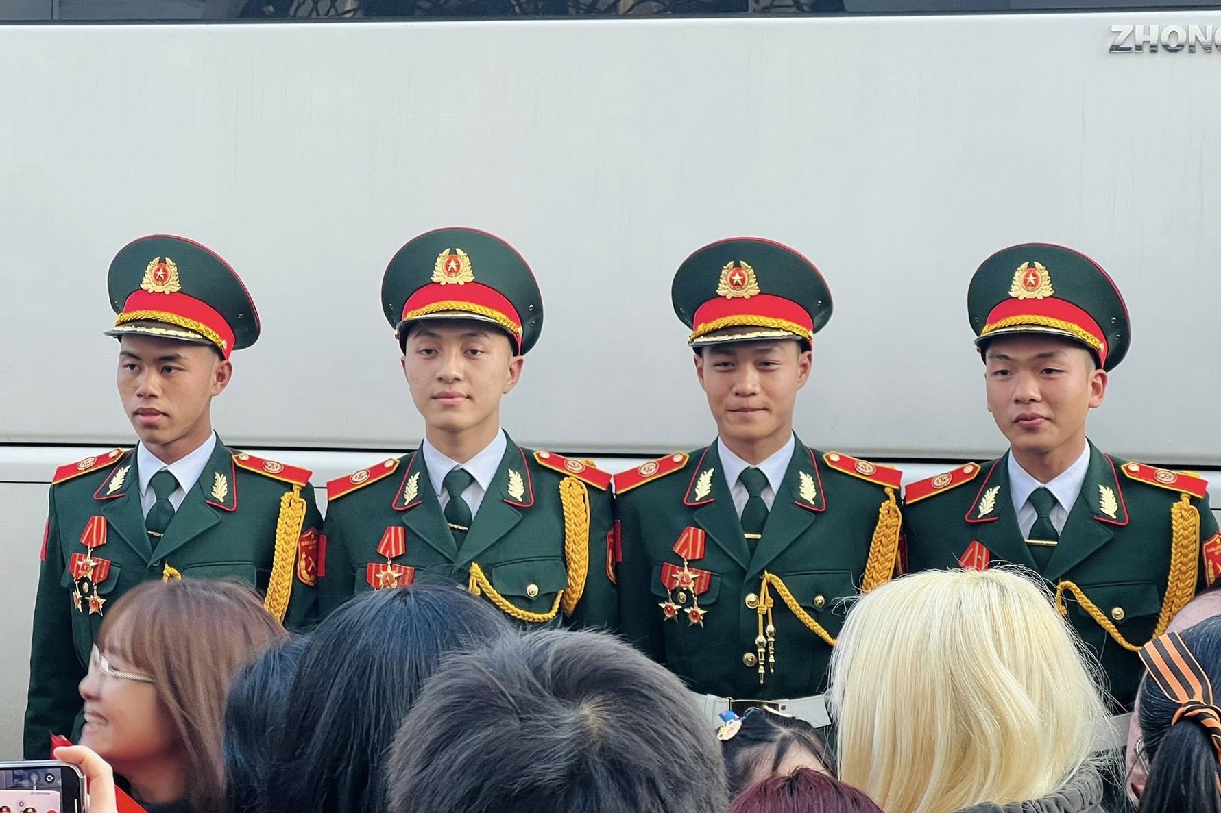 Kiều bào tại Nga nồng nhiệt đón đoàn Quân đội Việt Nam ở Quảng trường Đỏ