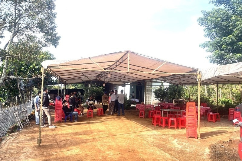 Mẹ tử vong trong tư thế treo cổ, 2 con gái chết trên giường, nghi bị đầu độc