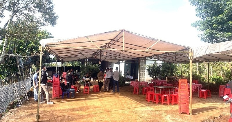 Mẹ tử vong trong tư thế treo cổ, 2 con gái chết trên giường, nghi bị đầu độc