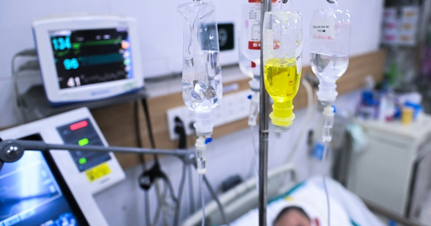 Mổ cấp cứu bé 4 tuổi ở Nam Định bị xe cán qua, tình trạng "chưa ổn, vẫn nặng"