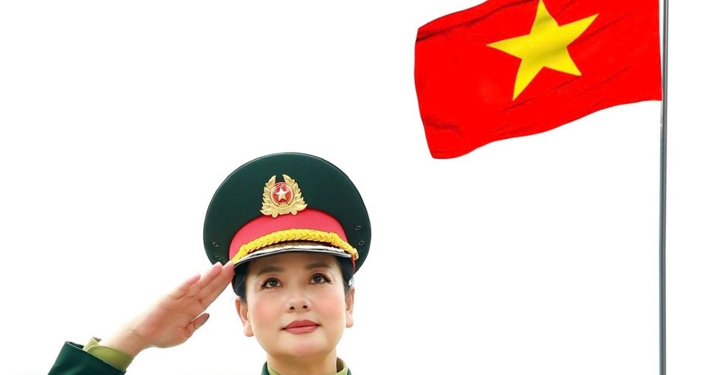 Nữ NSND mang quân hàm Đại tá gây sốt với bức ảnh mặc quân phục ở tuổi 56