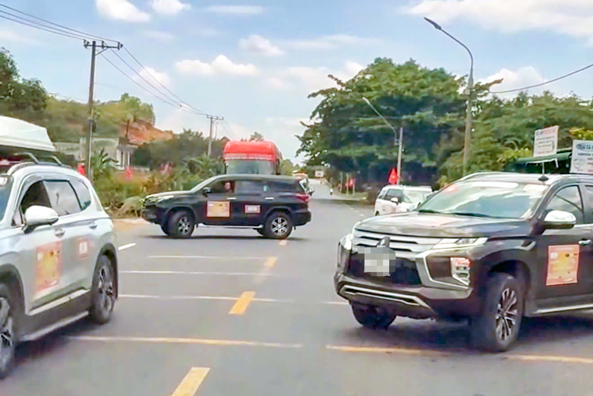 Ô tô chắn ngang Quốc lộ 20 để “mở đường” cho đoàn xe doanh nhân đi qua ở tỉnh Lâm Đồng.jpg