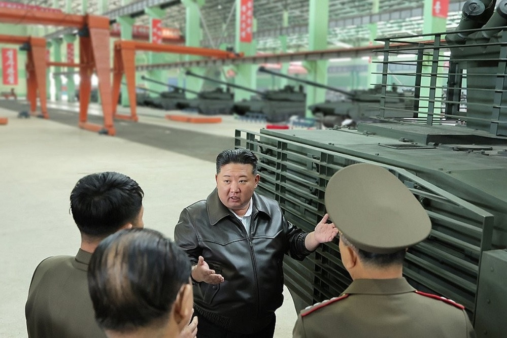 Ông Kim Jong Un thị sát nhà máy xe tăng, yêu cầu hiện đại hóa thiết giáp