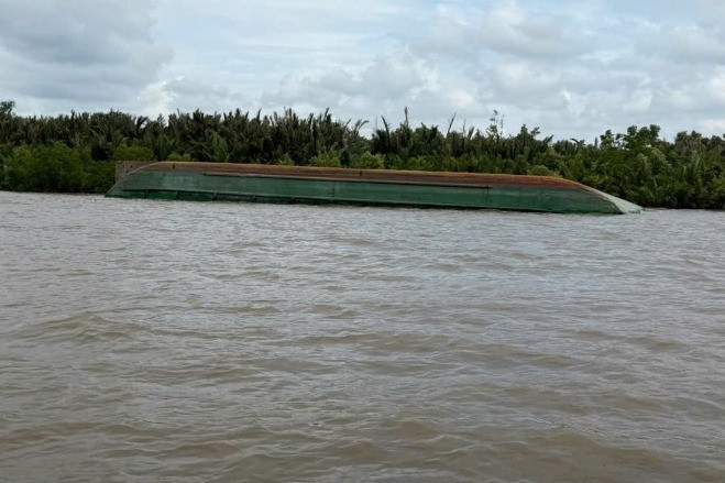 Sà lan chở 900 tấn đá lật, 1 thuyền viên mất tích