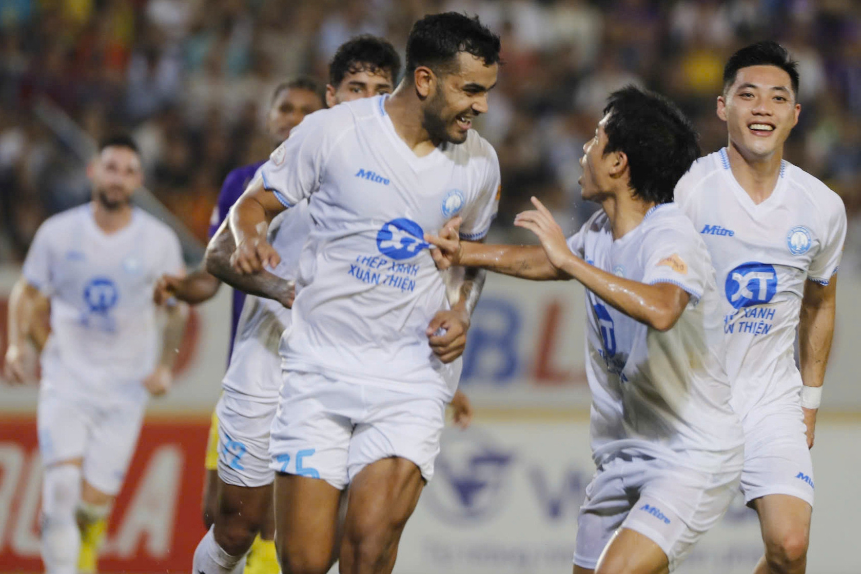 Thắng đậm Hà Nội FC, HLV Nam Định chưa nghĩ tới ngôi vô địch