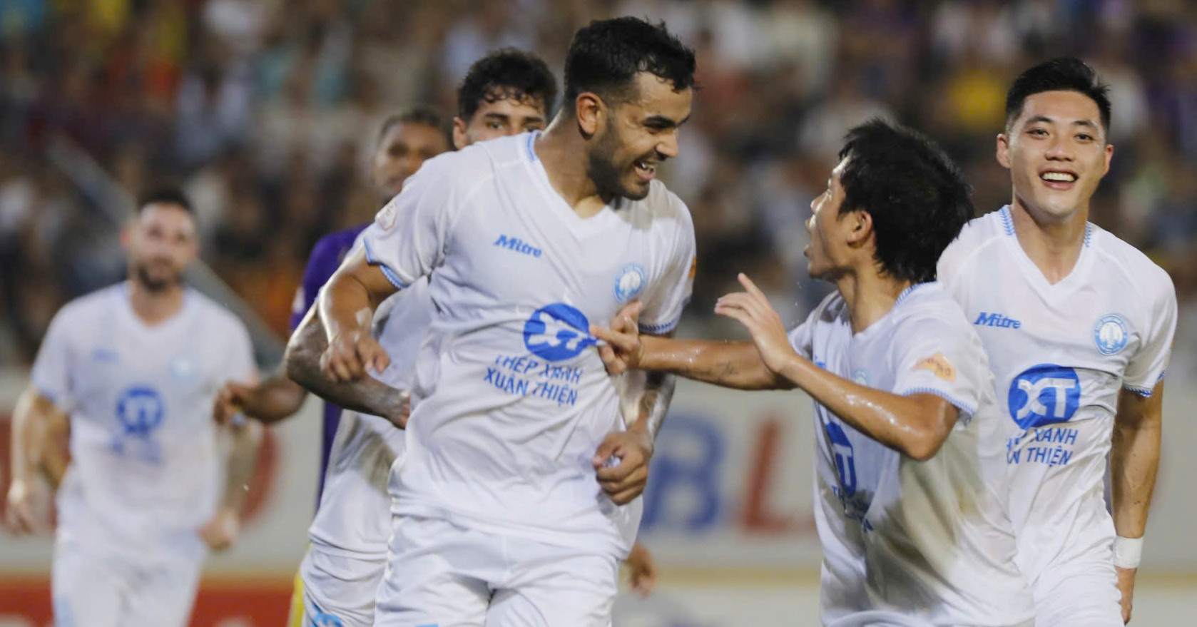 Thắng đậm Hà Nội FC, HLV Nam Định chưa nghĩ tới ngôi vô địch