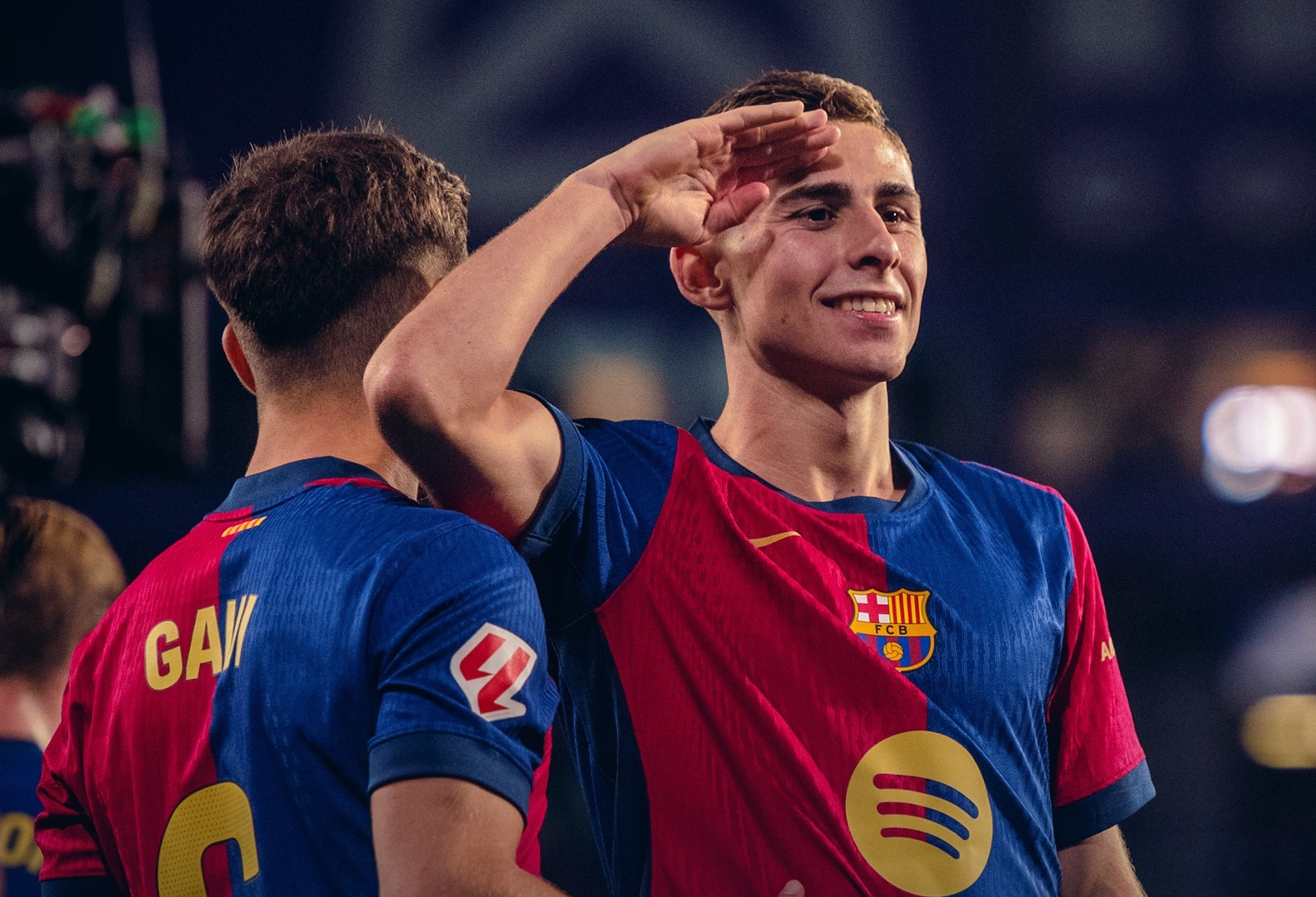 Thắng nhọc đội xuống hạng, Barca khiến Real Madrid bám đuổi tướt bơ