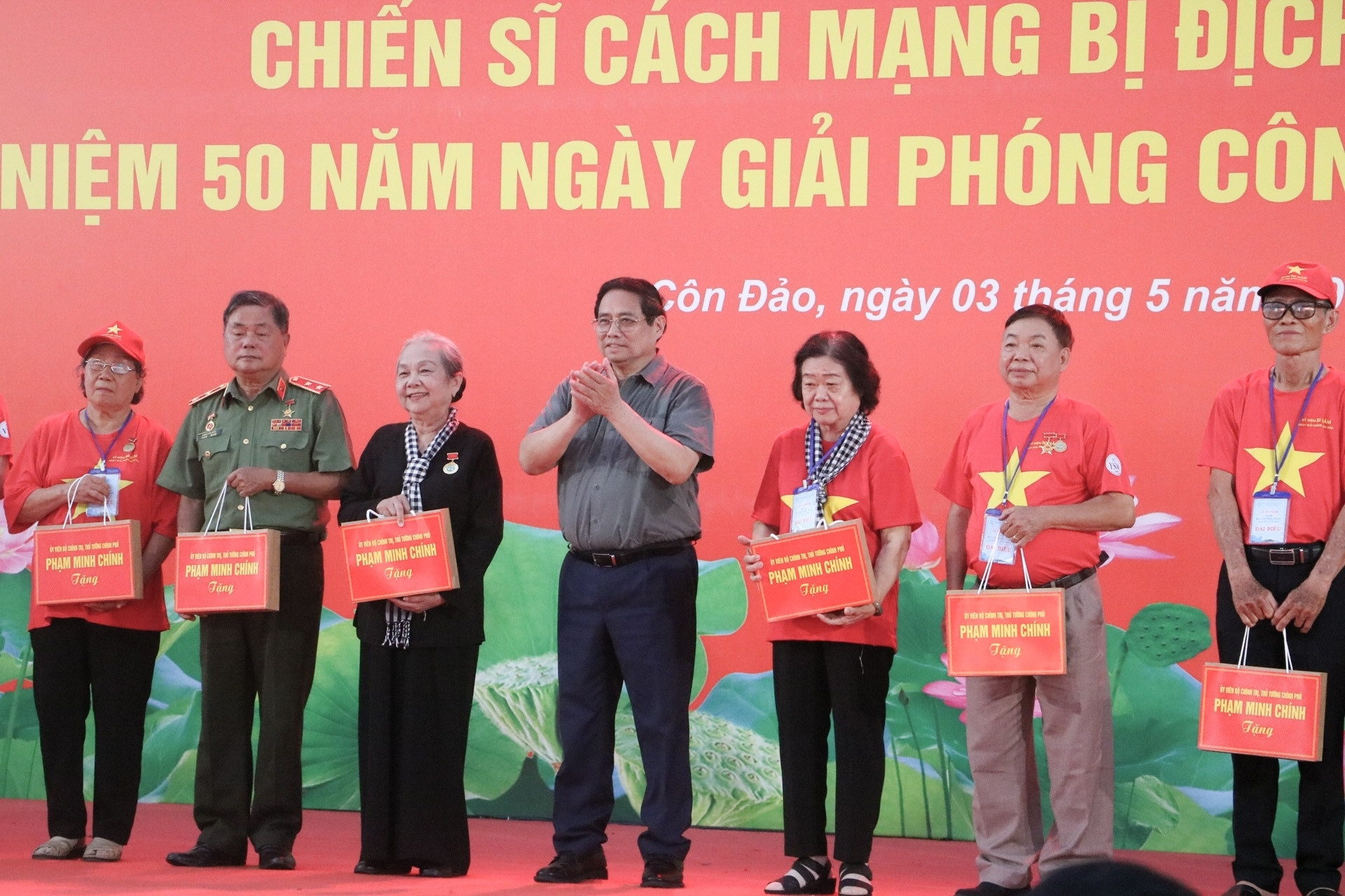 Thủ tướng xúc động, tri ân các chiến sĩ cựu tù chính trị ở Côn Đảo