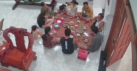 Xem camera gia đình sau kỳ nghỉ lễ, cô gái Bình Phước bất chợt rơi nước mắt