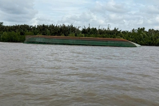 Bản tin chiều 4/5: Sà lan chở 900 tấn đá lật, 1 thuyền viên mất tích