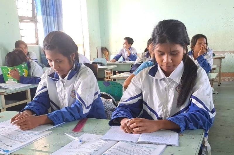 Bố mất khi mới lọt lòng, mẹ đi lấy chồng, 2 chị em song sinh có nguy cơ thất học
