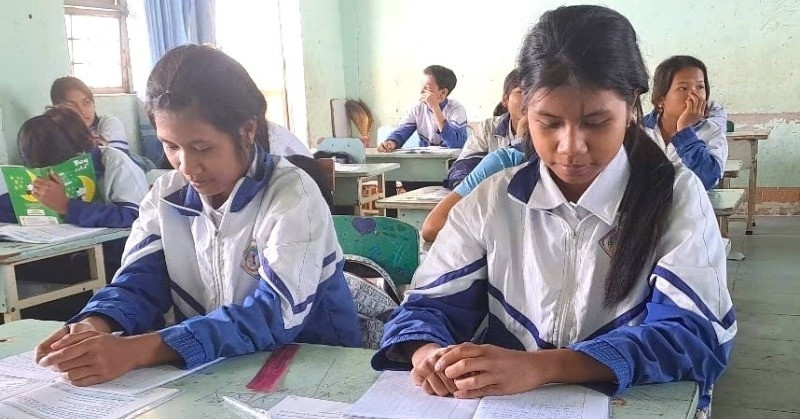 Bố mất khi mới lọt lòng, mẹ đi lấy chồng, 2 chị em song sinh có nguy cơ thất học
