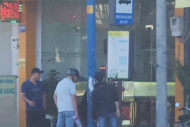Cảnh sát truy bắt 2 người dùng búa cướp tiệm vàng ở TPHCM