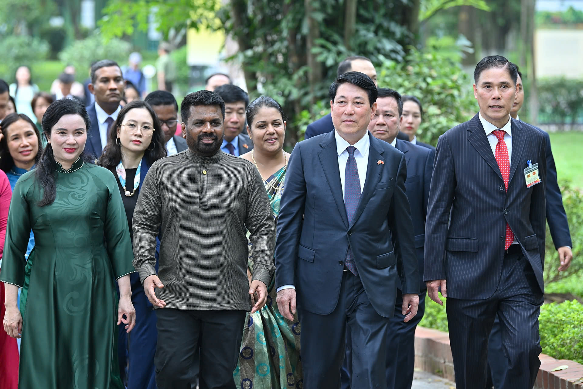 Chủ tịch nước cùng Tổng thống Sri Lanka tham quan nhà sàn, ao cá Bác Hồ