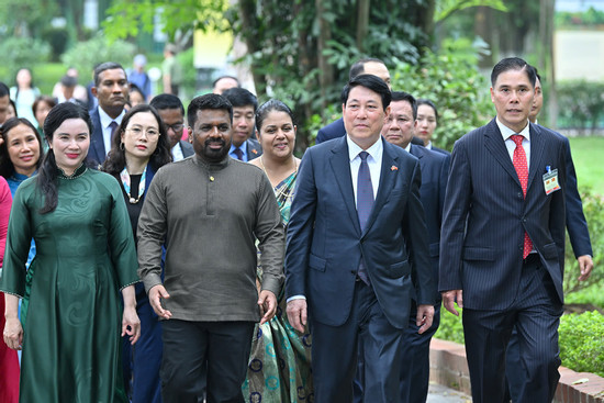 Chủ tịch nước cùng Tổng thống Sri Lanka tham quan nhà sàn, ao cá Bác Hồ