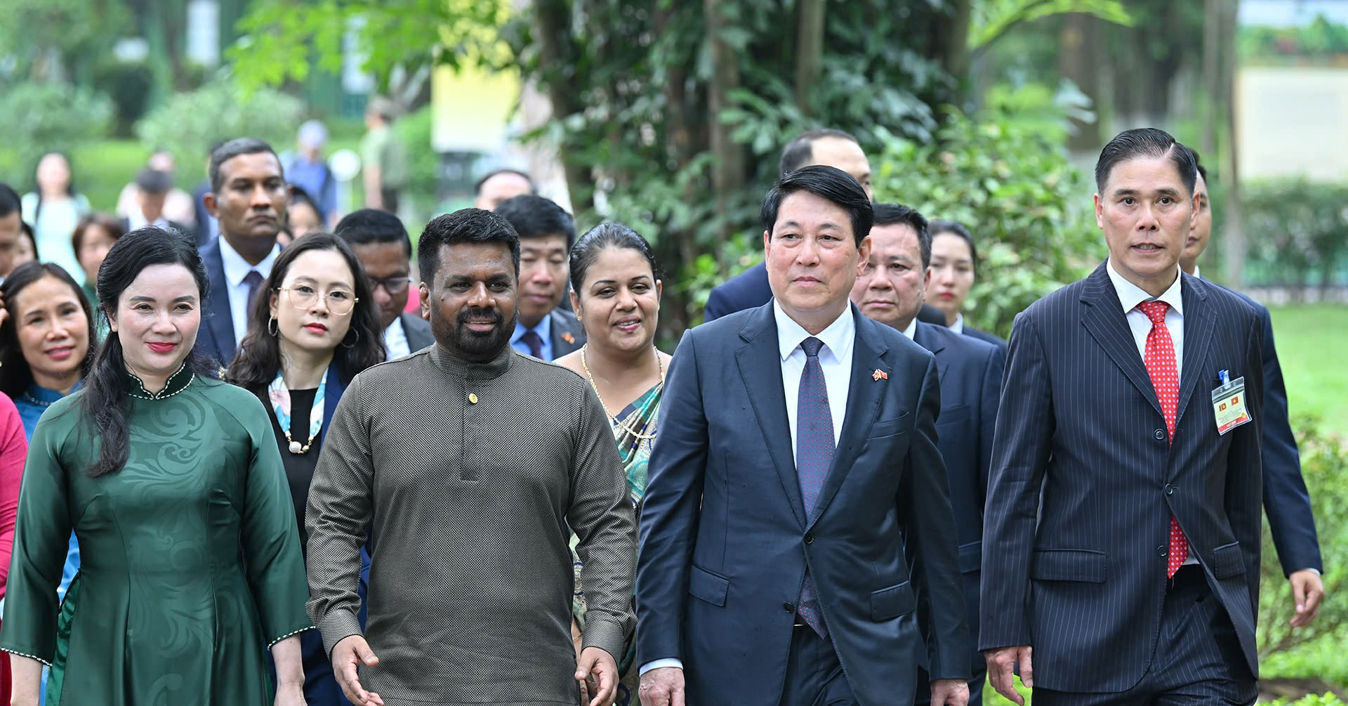 Chủ tịch nước cùng Tổng thống Sri Lanka tham quan nhà sàn, ao cá Bác Hồ