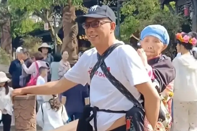 Con trai U60 cõng mẹ 92 tuổi đi chơi gây xúc động