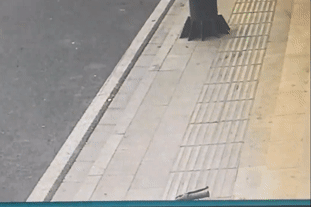 Dừng xe dụi mắt, hai cô gái trẻ tránh được tai nạn thảm khốc trong tích tắc