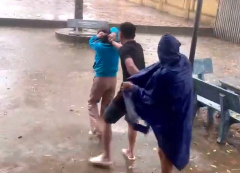 hanh hung giao vien.PNG